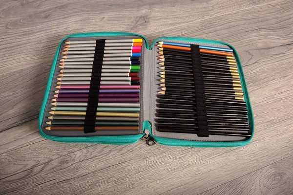 Ahşap Bir Yüzey Üzerinde Renkli Kalemler Olan Açık Bir Kalem — Stok fotoğraf