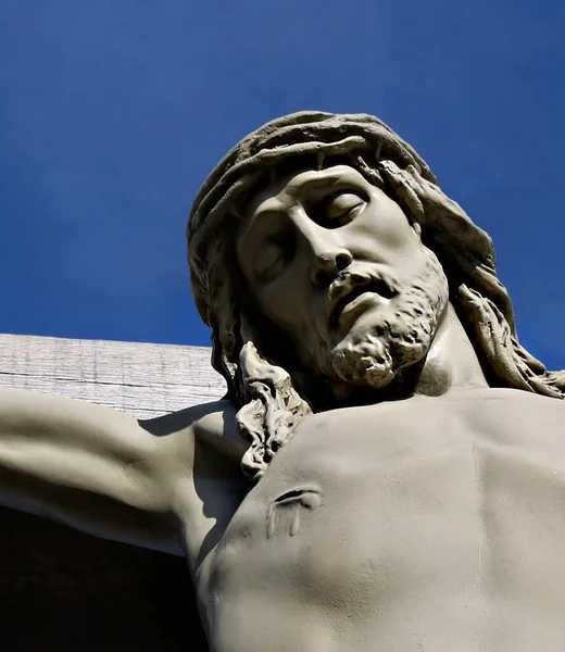 Crucifixo Jesus Cristo Sobre Fundo Céu Azul — Fotografia de Stock