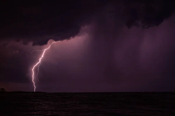 夜の嵐の海の上に稲妻の美しい景色 — ストック写真