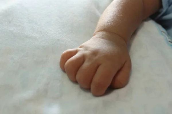 Tiro Close Uma Mão Criança Uma Superfície Branca Perfeito Para — Fotografia de Stock