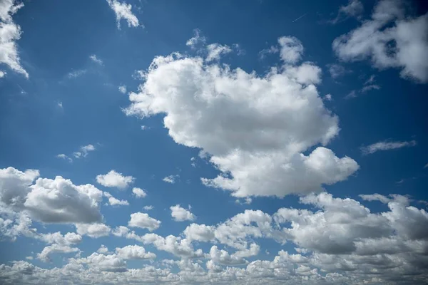 Plano Ángulo Bajo Las Nubes Cielo Azul Brillante — Foto de Stock