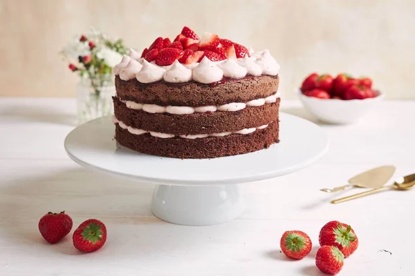 Delicioso Dulce Pastel Con Fresas Baiser Plato —  Fotos de Stock