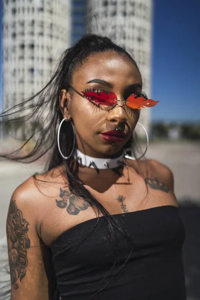 Disparo Vertical Una Mujer Afroamericana Con Bonitos Tatuajes Gafas Sol — Foto de Stock