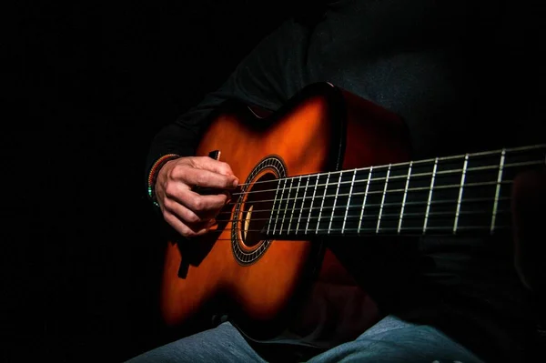 Egy Közeli Felvétel Egy Zenészről Aki Fények Alatt Gitározik — Stock Fotó