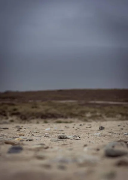 Eine Vertikale Selektive Aufnahme Der Kieselsteine Und Des Sandes Strand — Stockfoto