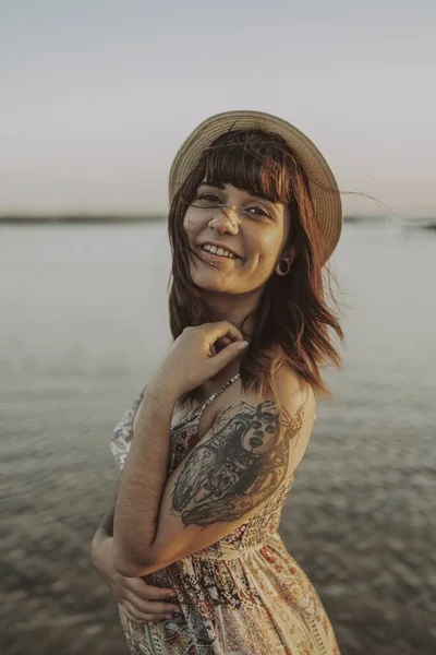 Μια Νεαρή Γυναίκα Τατουάζ Φορώντας Ένα Φόρεμα Και Ψάθινο Καπέλο — Φωτογραφία Αρχείου