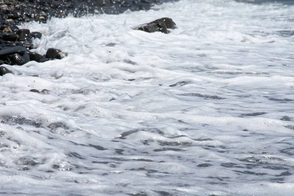 Vacker Scen Stänk Vågor Stranden Solljuset — Stockfoto