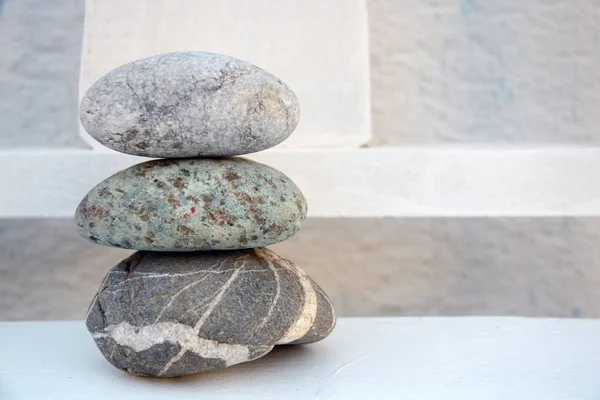 Close Pedras Empilhadas Uma Mesa Madeira Com Fundo Embaçado Conceito — Fotografia de Stock