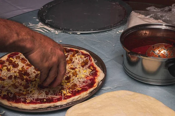 Processus Fabrication Pizza Maison Dans Cuisine — Photo