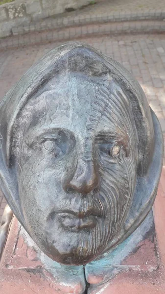 フランスのパリにある墓地の女性の顔の彫刻の垂直ショット — ストック写真