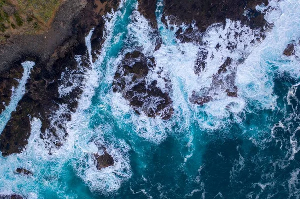 Kayalara Çarpan Dalgaların Havadan Görünüşü — Stok fotoğraf