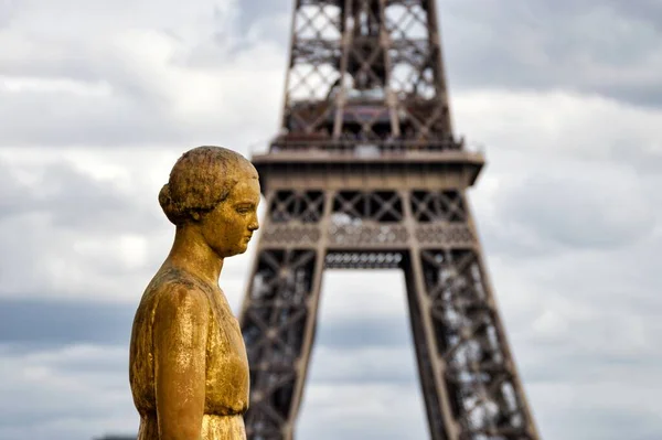 Paris France Sept 2019 Statue Dans Trocadero Arrière Tour Eiffel — Photo