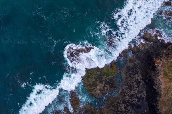 Una Vista Aérea Las Olas Chocando Contra Las Rocas —  Fotos de Stock