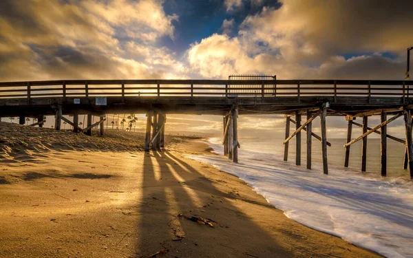 Gün Batımında Kaliforniya Sahilindeki Bir Rıhtımın Uzun Pozu — Stok fotoğraf