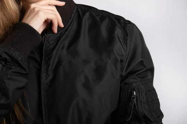 Egy Fiatal Fekete Kabátot Visel Fehér Falnak Támaszkodva — Stock Fotó