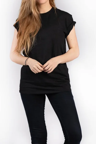 Ung Kvinna Svart Kortärmad Shirt Som Står Mot Vit Vägg — Stockfoto