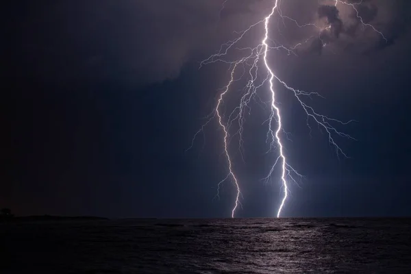 夜の嵐の海の上に稲妻の美しい景色 — ストック写真
