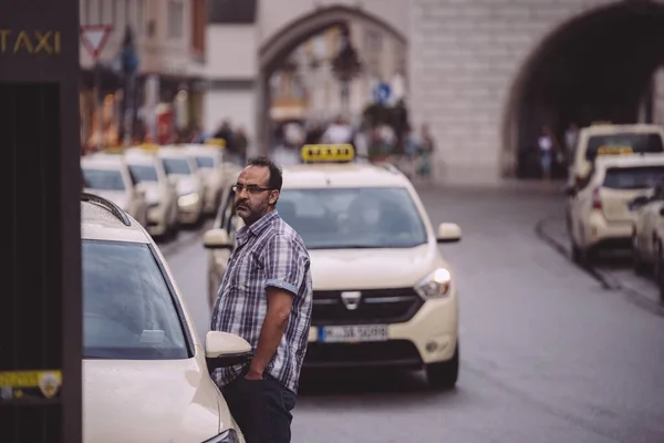 Munich Alemanha Jul 2020 Motorista Táxi Fica Lado Seu Carro — Fotografia de Stock