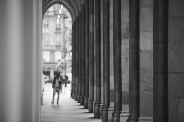 Hohe Torbögen Und Historische Architektur Der Münchner Innenstadt Mit Der — Stockfoto