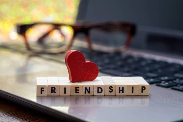 Närbild Ordet Vänskap Skrivet Små Kuber Ett Rött Hjärta Och — Stockfoto