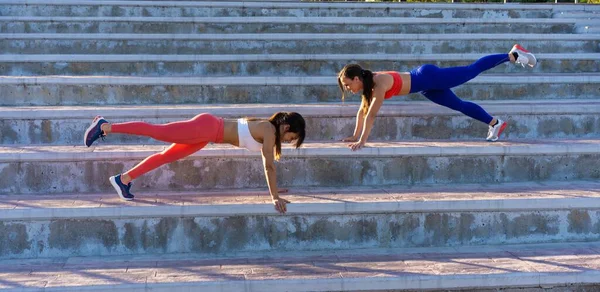 Zwei Junge Kaukasische Sportlerinnen Machen Übungen Und Dehnen Sich Freien — Stockfoto