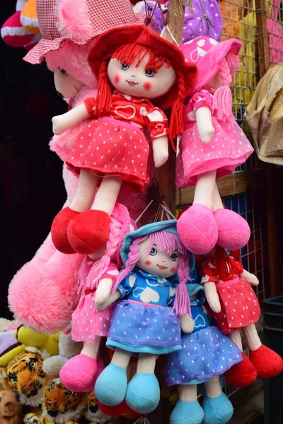 Μια Κάθετη Φωτογραφία Από Πολύχρωμες Κούκλες Κρεμασμένες Στο Εδώλιο Στο — Φωτογραφία Αρχείου