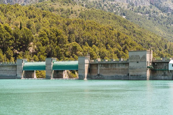 Ein Atemberaubender Blick Auf Den Guadalest Stausee Mit Azurblauem Wasser — Stockfoto