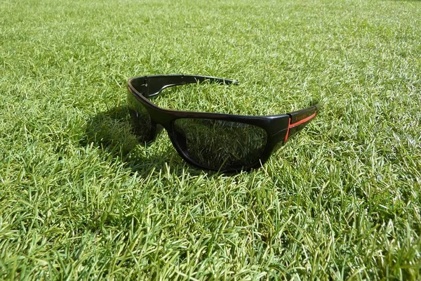 Primer Plano Gafas Sol Negras Césped Verde — Foto de Stock