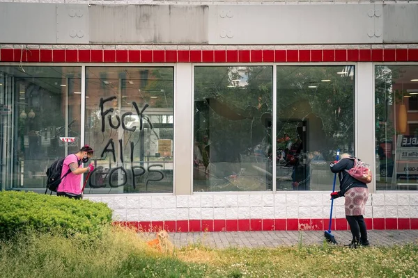 ニューヨーク州オールバニ2020年5月31日 ジョージ フロイドの死後 人種暴動と略奪の後 ボランティアがニューヨーク州オールバニのマクドナルドで壊れたガラスを掃討 — ストック写真