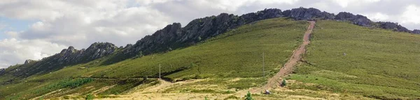 Une Vue Panoramique Paysage Montagneux Rocheux Avec Une Prairie Jour — Photo