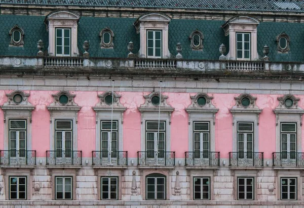 ポルトガルのリスボン 2019年7月12日 ポルトガルのリスボンにある古いピンクと緑の建物 — ストック写真