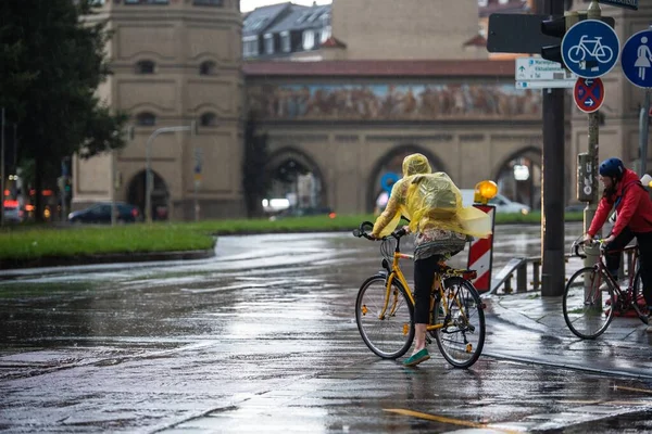 Munich Niemcy Lipca 2020 Rowerzyści Podczas Deszczu Mieście Płaszczach Przeciwdeszczowych — Zdjęcie stockowe