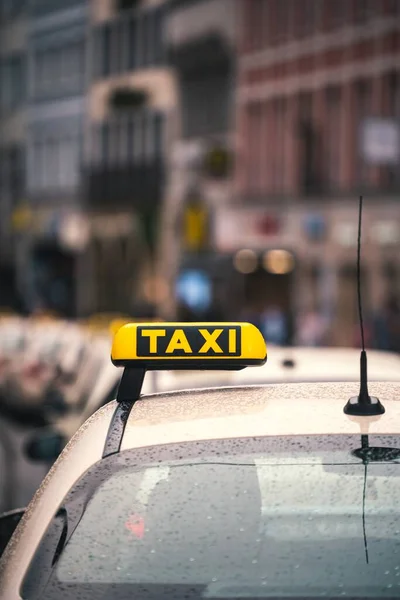 Plan Vertical Panneau Taxi Sur Une Voiture Pendant Une Journée — Photo