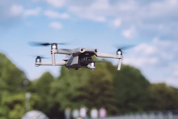 Munich Alemanha Julho 2020 Drone Voando Parque Cidade Dji Mavic — Fotografia de Stock