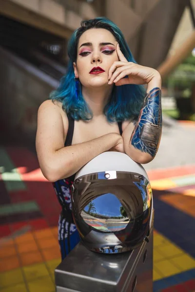Приваблива Красива Жінка Блакитним Волоссям Спираючись Мотоциклетний Шолом — стокове фото