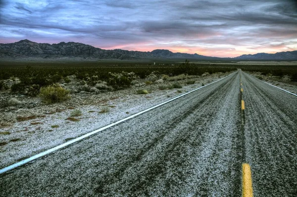 Een Weg Omringd Door Bergen Bij Zonsondergang — Stockfoto