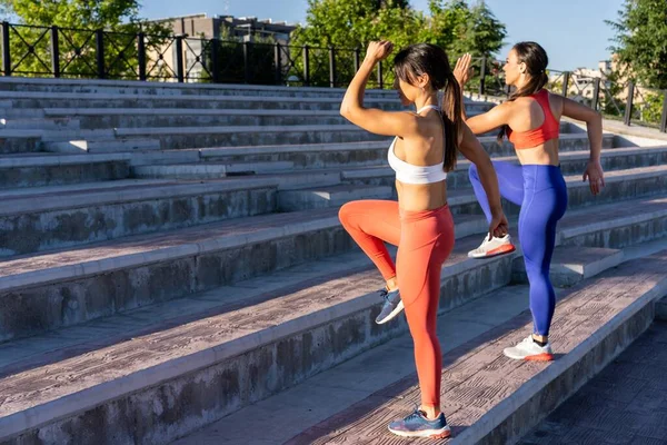 Két Fiatal Kaukázusi Atlétikai Női Barátok Gyakorló Nyújtózkodó Kívül Egészséges — Stock Fotó