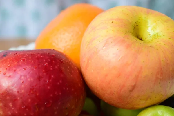 Eine Nahaufnahme Von Zwei Gelben Und Roten Äpfeln Und Einer — Stockfoto