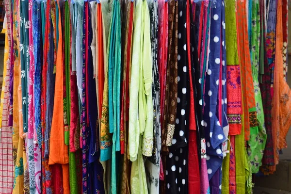 街上市场上出售的五颜六色的围巾 — 图库照片