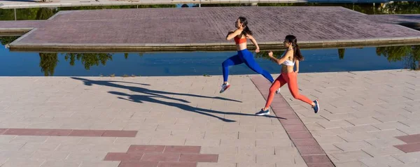 Két Fiatal Kaukázusi Atlétikai Női Barát Gyakorol Kiszalad Egészséges Életmód — Stock Fotó