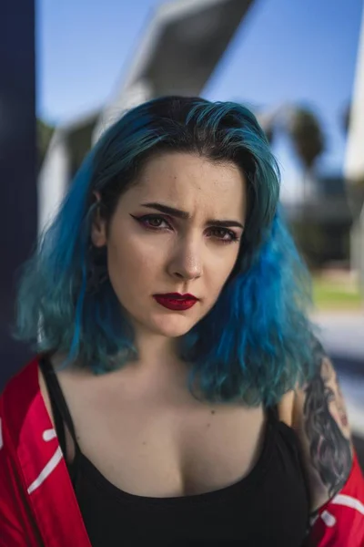 青い髪と血のような赤い口紅を持つ美しく魅力的な女性の浅い焦点 — ストック写真