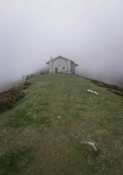 Colpo Verticale Una Casa Sulla Collina Sotto Tempo Nebbioso — Foto Stock