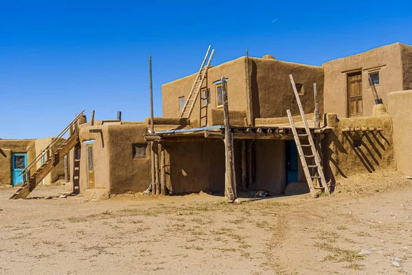 Het Beeld Toont Architectuur Van Een Meerlagig Pueblo Gebouw Met — Stockfoto