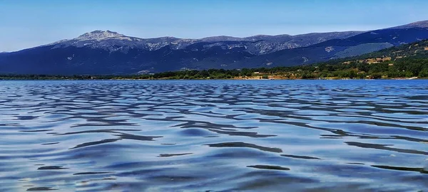Air Depan Pegunungan Bawah Langit Biru — Stok Foto