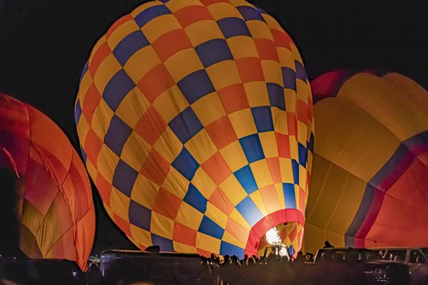 Obraz Pokazuje Rozpalenie Ognia Przed Świtem Aby Nadmuchać Balon Lotu — Zdjęcie stockowe