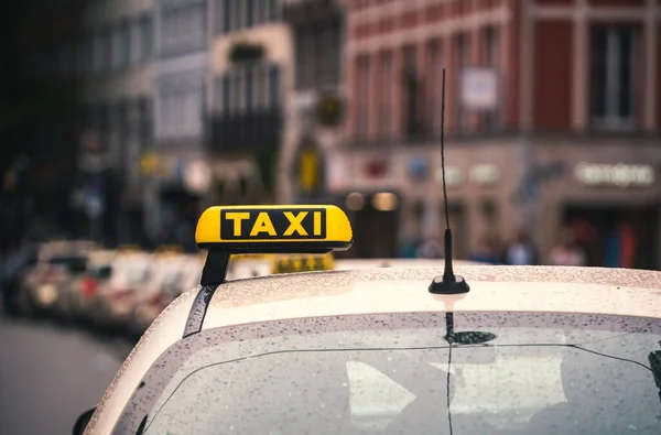 Крупним Планом Знімок Таксі Машині Під Час Дощового Дня — стокове фото