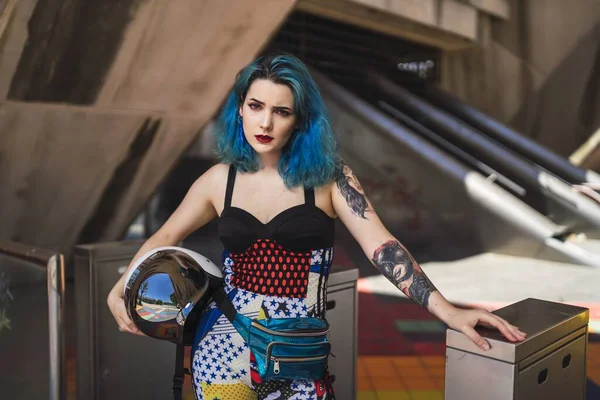 Привлекательная Красивая Женщина Голубыми Волосами Держащая Мотоциклетный Шлем — стоковое фото