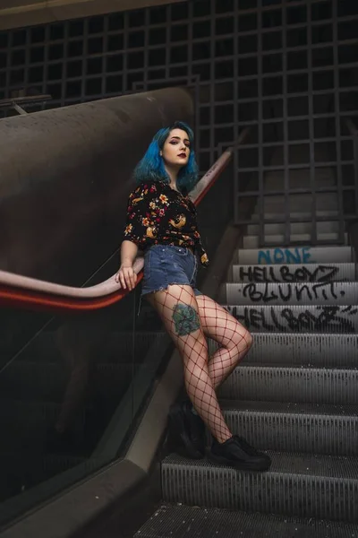 Una Mujer Atractiva Hermosa Con Pelo Azul Apoyado Escalera Mecánica —  Fotos de Stock