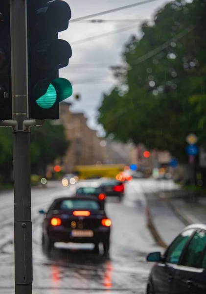 Semáforo Verde Durante Chuva Carros Passam Luzes Freio Vêm Refletem — Fotografia de Stock