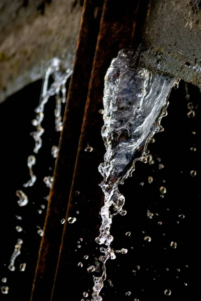 Närbild Bild Vattnet Stänk Med Bubblor Suddig Bakgrund — Stockfoto